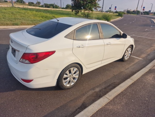 Venda HYUNDAI ACCENT LIMPO 2018