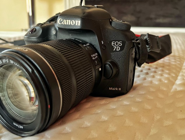 Venda Câmera DSLR Canon EOS 7D Mark II com lente e 2x Batterias