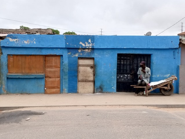 Venda Casa T3, com 6 Anexos incluindo 3 Cantinas de frente a Estrada