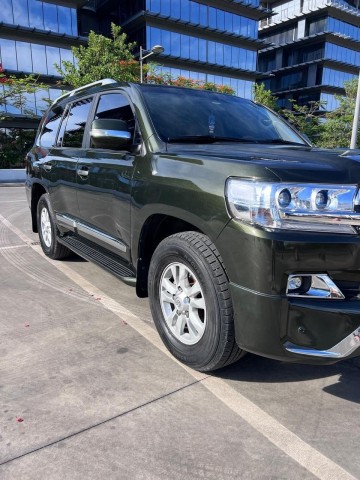 Venda Vende-se esta Viatura de Marca TOYOTA modelo LAND CRUISER GXR