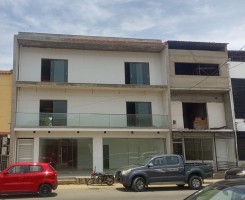 A venda VENDE - SE UM ESPAÇO COMERCIAL COM 2º ANDAR E 2 LOJAS NO RÉS DO CHÃO