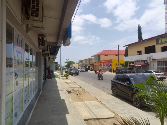 Venda VENDE - SE UM ESPAÇO COMERCIAL COM 2º ANDAR E 2 LOJAS NO RÉS DO CHÃO