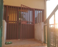 A venda ARRENDA-SE UM APARTAMENTO T4 NUMA VIVENDA