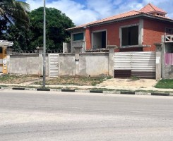 A venda Vivenda V3 inacabada em Talatona