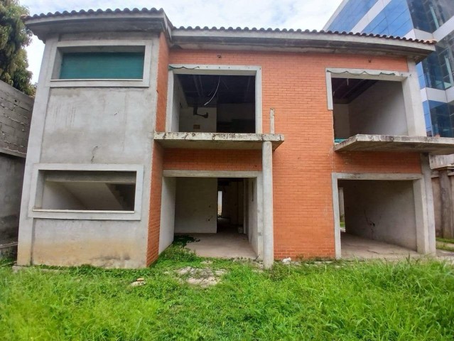 Venda Vivenda V3 inacabada em Talatona