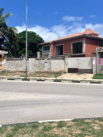 Venda Vivenda V3 inacabada em Talatona