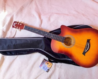 A venda GUITARRA ACÚSTICA + PASTA + CORDAS EXTRAS
