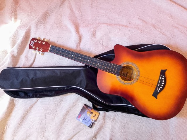 Venda GUITARRA ACÚSTICA + PASTA + CORDAS EXTRAS