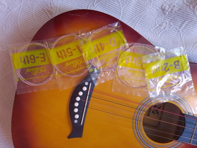 Venda GUITARRA ACÚSTICA + PASTA + CORDAS EXTRAS