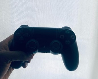 A venda PS4 Fat 500Gb + Comando + Jogos online - Pronta para jogar!