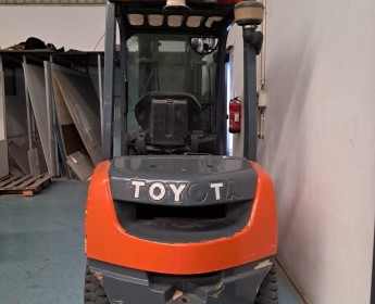 A venda EMPILHADOR TOYOTA GASOLEO