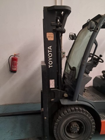Venda EMPILHADOR TOYOTA GASOLEO