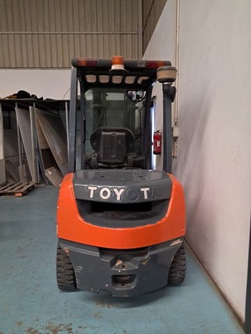 Venda EMPILHADOR TOYOTA GASOLEO