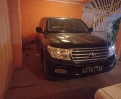 A venda LAND CRUISER V8