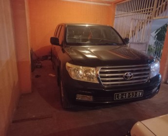A venda LAND CRUISER V8