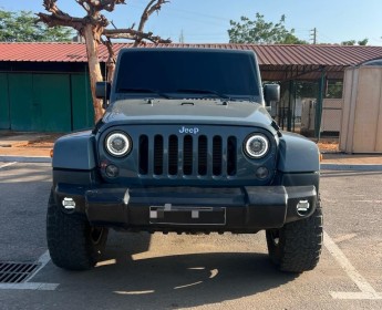 A venda JEEP WRANGLER SAHARA