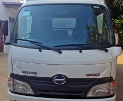 A venda TOYOTA HINO | 300