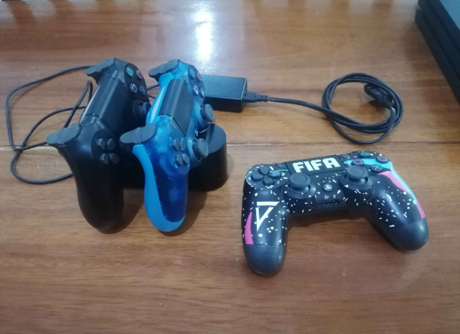 Venda PlayStation 4 PRO 1TB_Kit Completo_Semi-Novo