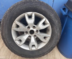 A venda Venda de 3 jantes + Pneus de 285/60R18 6 furações