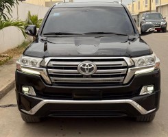 A venda TOYOTA LAND CRUISER | VXR ACTUALIZADO