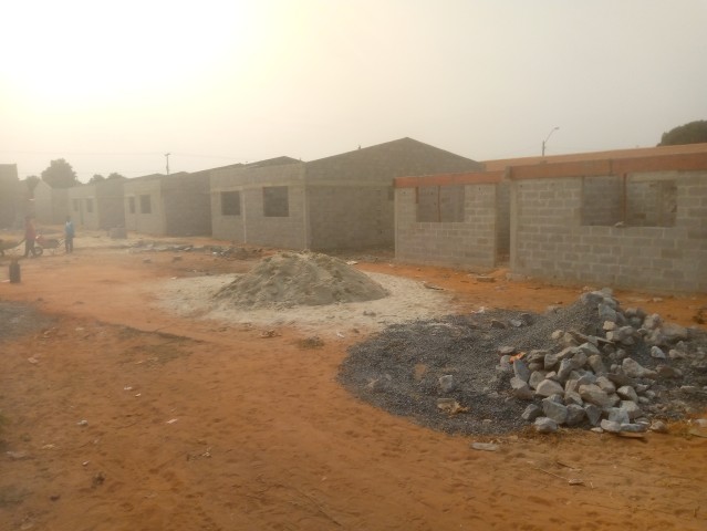 Venda Casas inacabadas projecto fechado