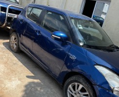 A venda Suzuki azul a venda