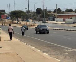 A venda Arrenda-Se Armazém A Beira Estrada