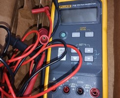 A venda Fluke 715 Volt/mA Calibrador