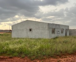 Comprar Vende-se vivenda (T3) inacabado no zango-8mil bem localizada
