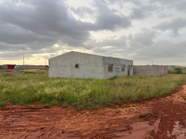 Venda Vende-se vivenda (T3) inacabado no zango-8mil bem localizada