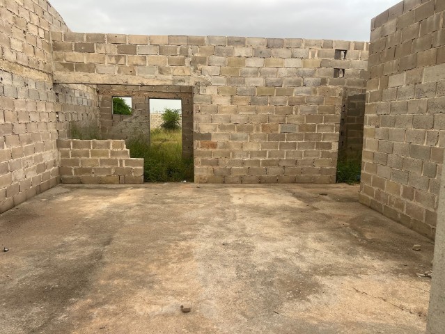Venda Vende-se vivenda (T3) inacabado no zango-8mil bem localizada