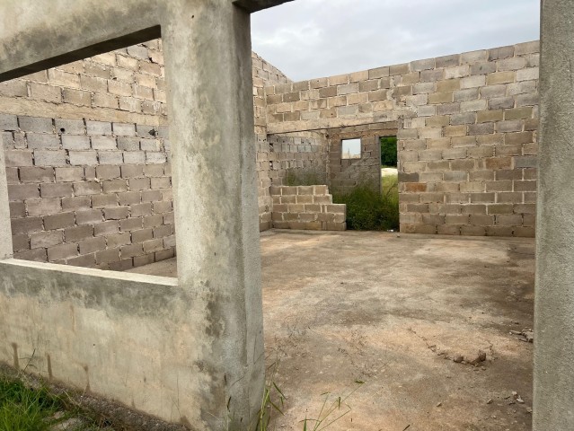 Venda Vende-se vivenda (T3) inacabado no zango-8mil bem localizada
