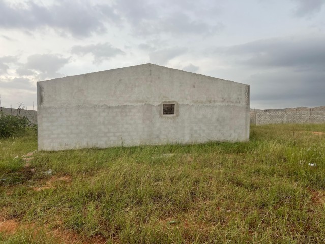 Venda Vende-se vivenda (T3) inacabado no zango-8mil bem localizada