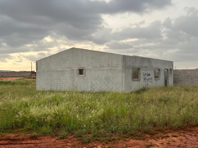 Venda Vende-se vivenda (T3) inacabado no zango-8mil bem localizada