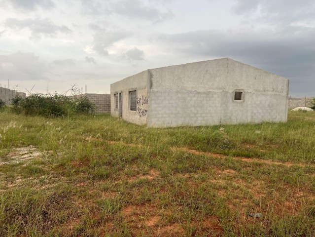 Venda Vende-se vivenda (T3) inacabado no zango-8mil bem localizada