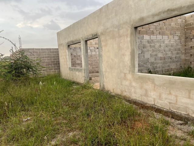 Venda Vende-se vivenda (T3) inacabado no zango-8mil bem localizada