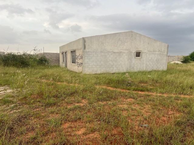 Venda Vende-se vivenda (T3) inacabado no zango-8mil bem localizada
