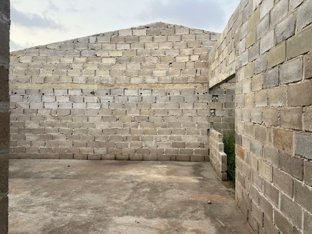 Venda Vende-se vivenda (T3) inacabado no zango-8mil bem localizada