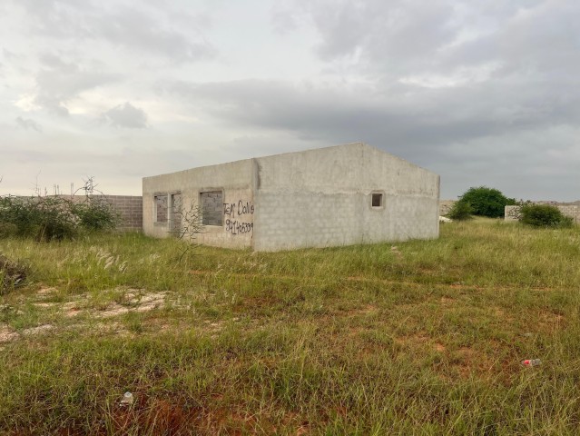 Venda Vende-se vivenda (T3) inacabado no zango-8mil bem localizada