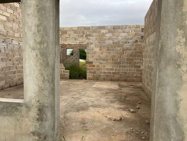 Venda Vende-se vivenda (T3) inacabado no zango-8mil bem localizada