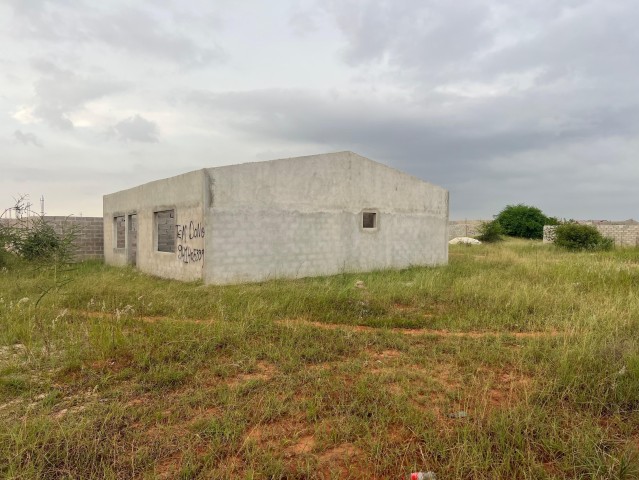 Venda Vende-se vivenda (T3) inacabado no zango-8mil bem localizada