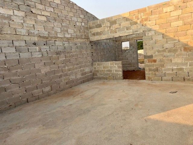 Venda Vende-se esta casa do tipo T3 inacabada no zango-8000