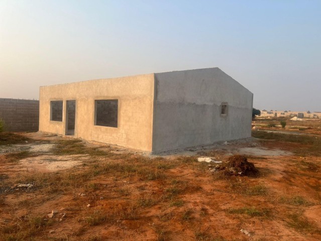 Venda Vende-se esta casa do tipo T3 inacabada no zango-8000