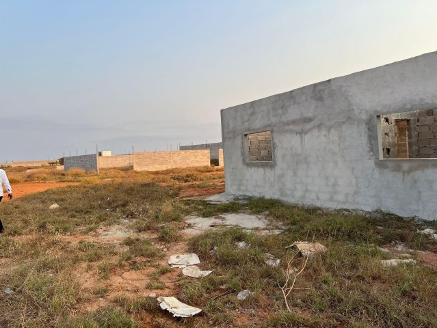 Venda Vende-se esta casa do tipo T3 inacabada no zango-8000