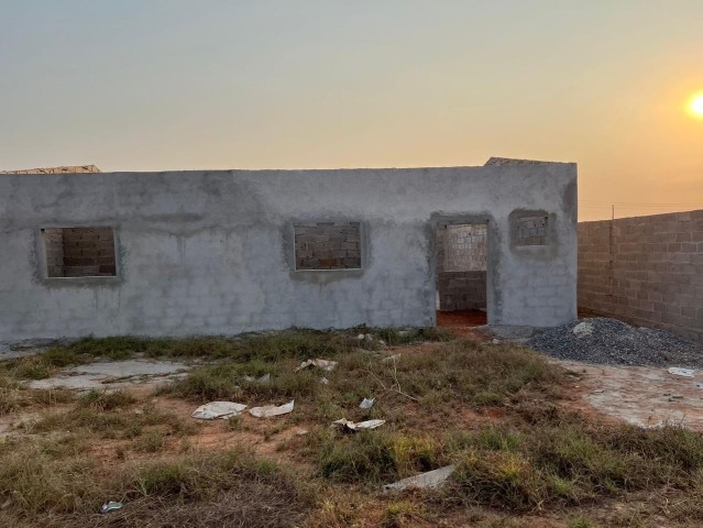 Venda Vende-se esta casa do tipo T3 inacabada no zango-8000
