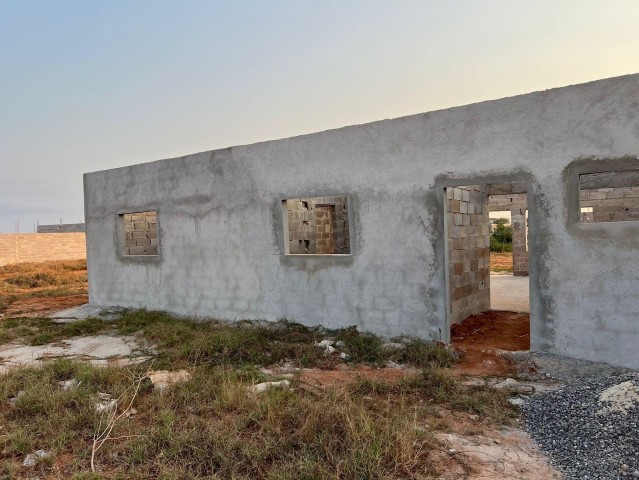 Venda Vende-se esta casa do tipo T3 inacabada no zango-8000