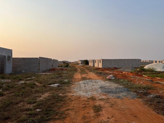 Venda Vende-se esta casa do tipo T3 inacabada no zango-8000