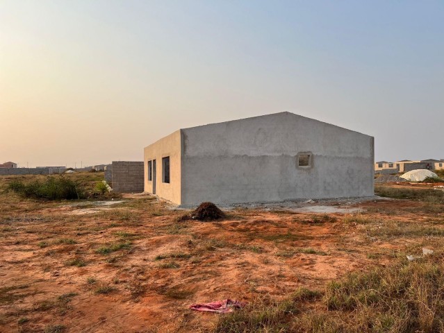 Venda Vende-se esta casa do tipo T3 inacabada no zango-8000