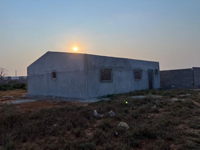 Venda Vende-se esta casa do tipo T3 inacabada no zango-8000