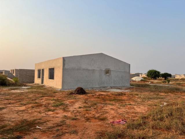 Venda Vende-se esta casa do tipo T3 inacabada no zango-8000